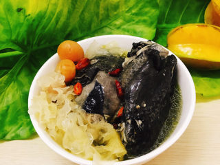 10、银耳元肉乌鸡汤,需要放盐的可以加少许盐