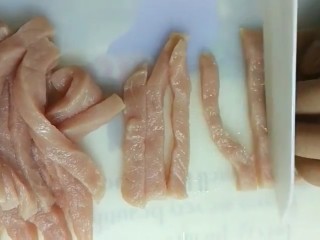 1、糖醋里脊肉,里脊肉切成长条