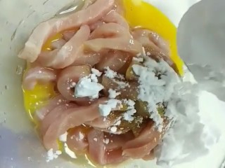 2、糖醋里脊肉,放入碗中加盐，鸡蛋，十三香，料酒，淀粉