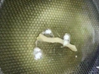 4、糖醋里脊肉,油温五成热下锅炸