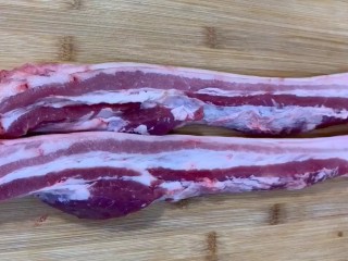 1、红烧肉,准备新鲜的五花肉切成块