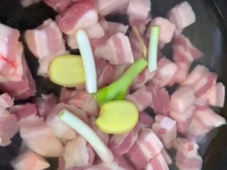 2、红烧肉,凉水下锅加葱姜,料酒煮出血沫