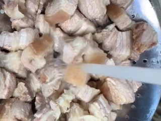 3、红烧肉,捞出过冷水冲洗干净