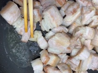 4、红烧肉,锅里不放油放入五花肉煎,煎出多余油脂