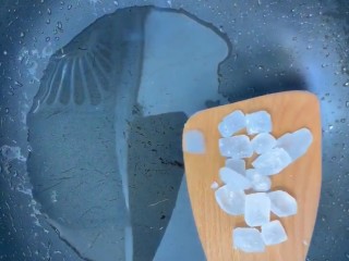 5、红烧肉,锅放油放冰糖,小火慢熬熬制枣红色