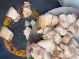 6、红烧肉,放入五花肉翻炒上色