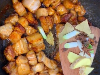 7、红烧肉,加葱姜,八角,香叶