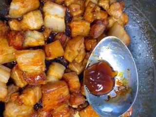 8、红烧肉,再放生抽,老抽,耗油翻炒一下