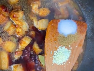 9、红烧肉,加适量清水没过五花肉,放盐,鸡精,十三香