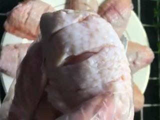 1、可乐鸡翅,买回来的鸡翅洗净两面改花刀