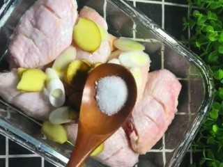 2、可乐鸡翅,放葱姜，料酒，生抽，老抽耗油，盐
