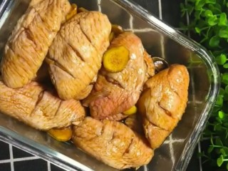 3、可乐鸡翅,抓拌均匀腌制三十分钟