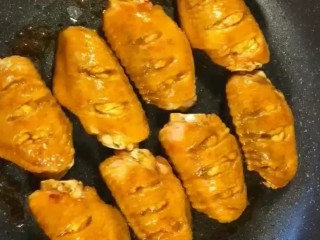 4、可乐鸡翅,锅中烧油放入鸡翅，小火煎至两面金黄