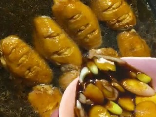 5、可乐鸡翅,倒入半瓶可乐，小半碗清水，最后倒入腌鸡翅的汤汁