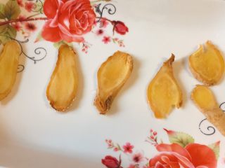 7、蒸系列★清蒸鲽鱼「经典粤式蒸法」,然后我们准备一个大盘子。把姜片分散铺在盘底。