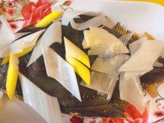 9、蒸系列★清蒸鲽鱼「经典粤式蒸法」,再放上葱段