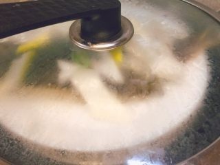 11、蒸系列★清蒸鲽鱼「经典粤式蒸法」,开大火蒸10分钟，再关火，不要开盖，焖5分钟。然后就可以拿出来了。