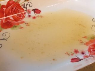 12、蒸系列★清蒸鲽鱼「经典粤式蒸法」,再找一个盘子，把刚才蒸鱼盘子里的汁，那是蒸锅流进盘子里的，倒出来一些放进这个盘子里。