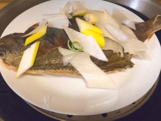 10、蒸系列★清蒸鲽鱼「经典粤式蒸法」,那个盘子太长了，放不下去，哈哈，所以换了一个圆形的。锅里放水，再放蒸架，再把????盘子放上去。
