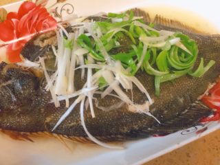 13、蒸系列★清蒸鲽鱼「经典粤式蒸法」,把鱼放进去，把之前准备好的葱丝摆在鱼身上。