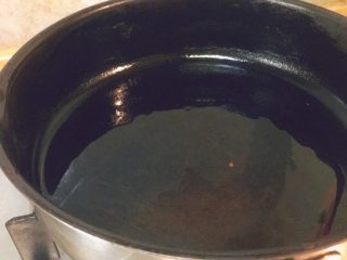 14、蒸系列★清蒸鲽鱼「经典粤式蒸法」,锅里下适量食用油。