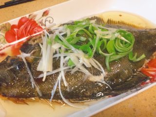 17、蒸系列★清蒸鲽鱼「经典粤式蒸法」,把这三种油，烧冒烟之后，趁热浇在葱丝和鱼身上。这叫响油爆香。