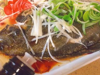 18、蒸系列★清蒸鲽鱼「经典粤式蒸法」,最后把味极鲜或者生抽，从盘子边倒进盘子里，大概倒15ml左右，可以多一些，这是提味关键哦。