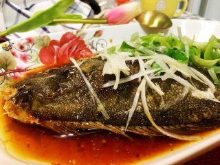 20、蒸系列★清蒸鲽鱼「经典粤式蒸法」,清蒸鱼，可以更好的保留和提鲜鱼自身的鲜美，热量更低，更清淡爽口，也更健康。最关键简单着呢，又省时省事，所以，是居家必备之技能之一。呵呵，希望你学会了。希望帮到你了。