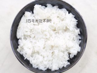 1、虾干炒饭(儿童营养餐),准备好煮熟的白米饭;