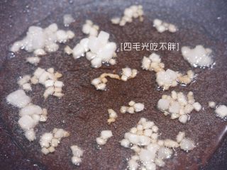 6、虾干炒饭(儿童营养餐),肥肉丁下锅煎出油;