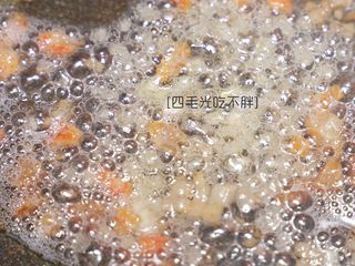7、虾干炒饭(儿童营养餐),当肥肉丁煎制金黄色,猪油炸出时,加入虾干丁和姜末爆香一分钟;