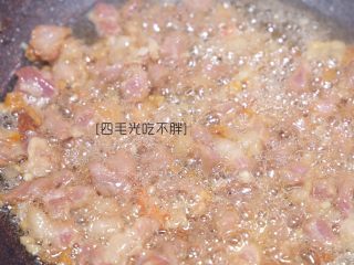 8、虾干炒饭(儿童营养餐),倒入腌制好的瘦肉翻炒至金黄色;