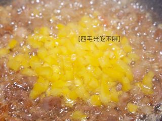 9、虾干炒饭(儿童营养餐),加入黄椒丁;