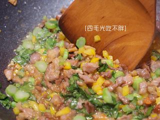 10、虾干炒饭(儿童营养餐),加入细菜心,翻炒4、5下;