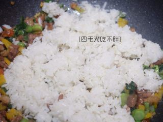 11、虾干炒饭(儿童营养餐),倒入冷却的干饭;