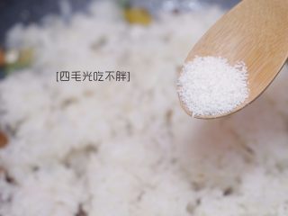 12、虾干炒饭(儿童营养餐),加盐和适量味精提鲜;