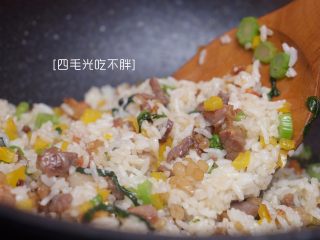 13、虾干炒饭(儿童营养餐),充分翻炒,让各种食材和饭充分融合;