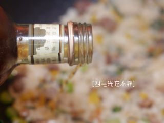 14、虾干炒饭(儿童营养餐),当饭粒粒分开、且饭粒上泛着油光时,开大火,倒入半勺料酒(这个根据个人爱好和习惯,可加可不加);