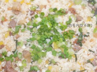 15、虾干炒饭(儿童营养餐),再放葱花,翻炒3、4下,即可出锅食用。