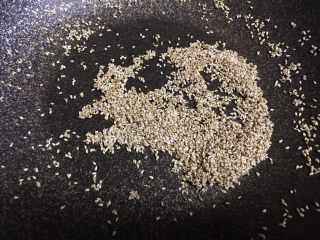 3、辣椒油／油泼辣子,白芝麻大火快速炒熟（提前炒制）