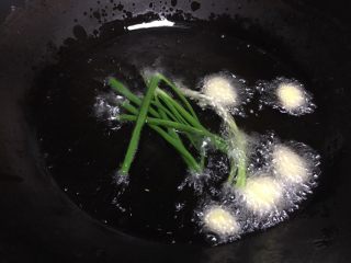 4、辣椒油／油泼辣子, 关火晾凉约5分钟后，大概温度是180度左右，放入葱、姜，小火慢慢炸