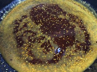 9、辣椒油／油泼辣子,最后滴几滴香醋，能更好的激发辣椒油的香味，醋酸随即就挥发掉了，吃不到酸味的哦