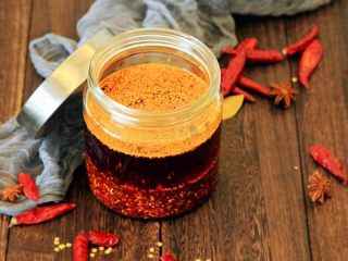 10、辣椒油／油泼辣子,晾凉后再装入封闭容器当中，隔一夜吃口味会更香，色泽也会更红亮