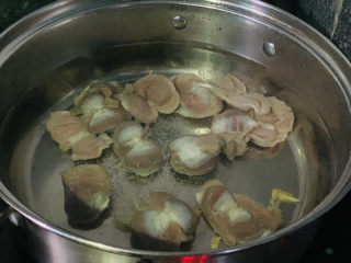 4、凉拌鸡胗,锅里加清水，加料酒，加生姜，冷水加入洗净的鸡胗；