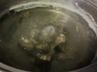 5、凉拌鸡胗,大火煮开；