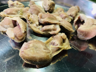 6、凉拌鸡胗,转中火煮15分钟，捞出晾凉；