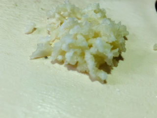 7、凉拌鸡胗,蒜瓣压沫；