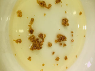 10、凉拌鸡胗,把熟蒜香油，倒入碗内；