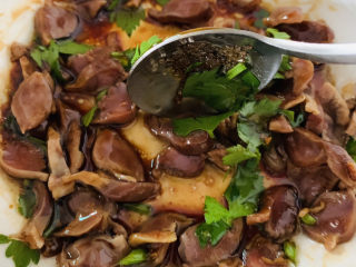 18、凉拌鸡胗,再搅拌均匀；