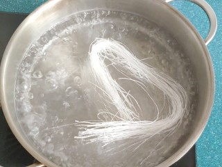 2、海米菠菜拌粉丝,粉丝放锅里煮一分钟。粉丝最好选绿豆粉丝，绿豆粉丝更加耐煮，口感也更滑腻。